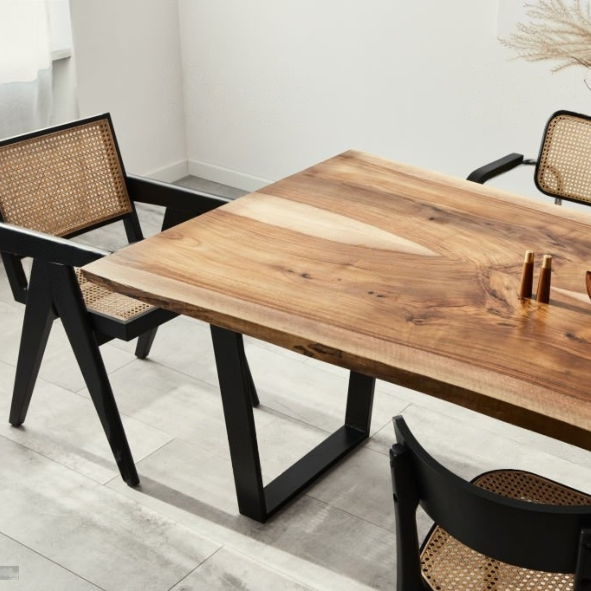 Table avec plateau en bois massif et pied métallique en acier